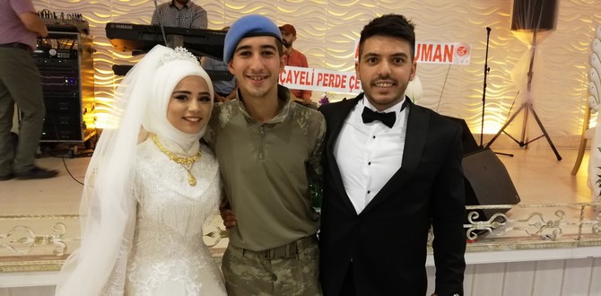 rize’de-gerceklesen-dugunde-damadin-asker-kardesi-ciftlere-surpriz-yaparak-askeri-kamuflajla-dugune-katildi-(1).jpg