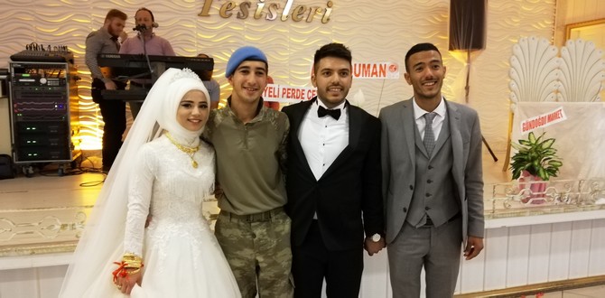 rize’de-gerceklesen-dugunde-damadin-asker-kardesi-ciftlere-surpriz-yaparak-askeri-kamuflajla-dugune-katildi-(3).jpg