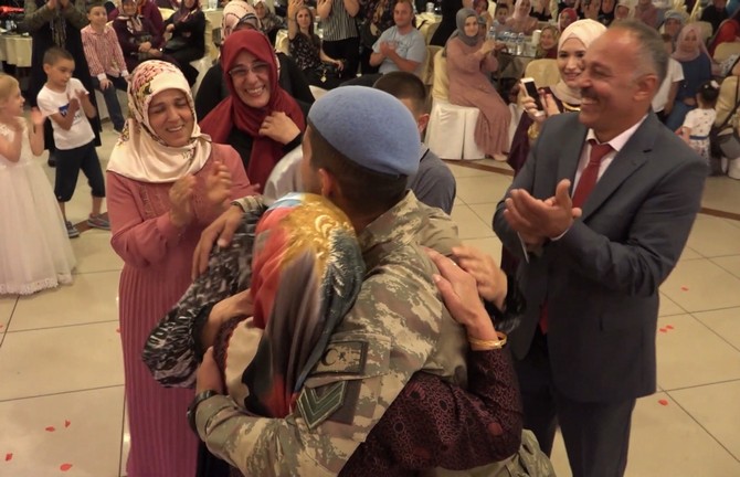 rize’de-gerceklesen-dugunde-damadin-asker-kardesi-ciftlere-surpriz-yaparak-askeri-kamuflajla-dugune-katildi-(5).jpg