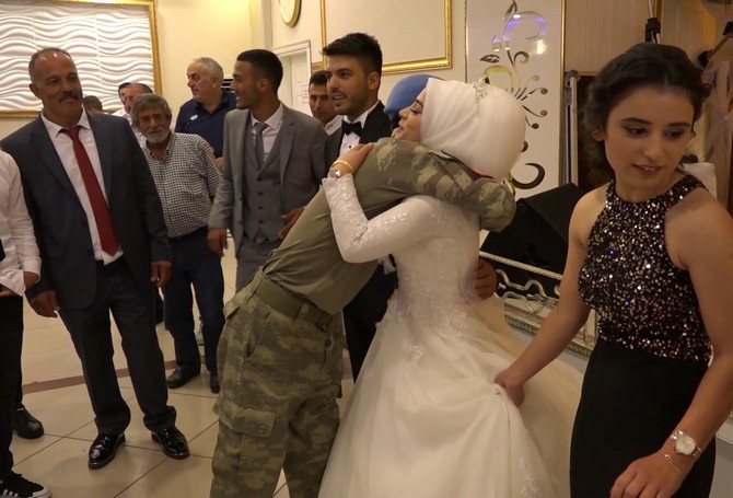 rize’de-gerceklesen-dugunde-damadin-asker-kardesi-ciftlere-surpriz-yaparak-askeri-kamuflajla-dugune-katildi-(7).jpg