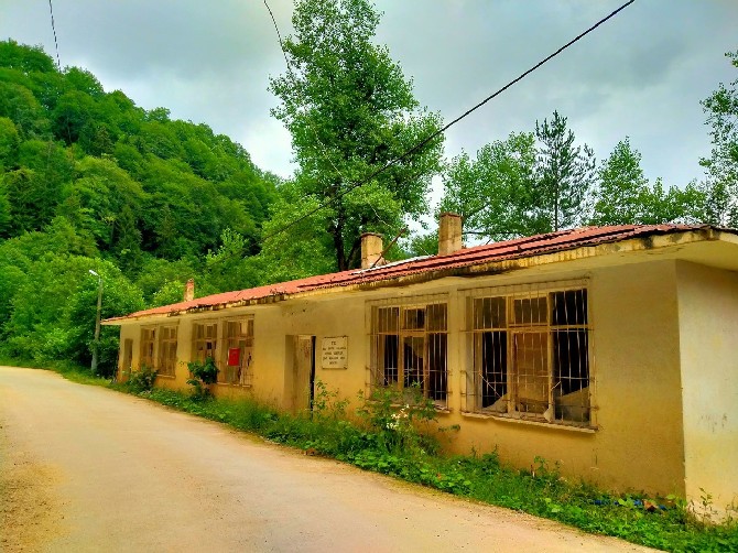 rize’de-harabe-durumuna-gelen-koy-okulu-eski-ogretmenleri-ve-koy-sakinleri-tarafindan-onarilarak-koy-konagi-haline-getirildi-(2).jpg