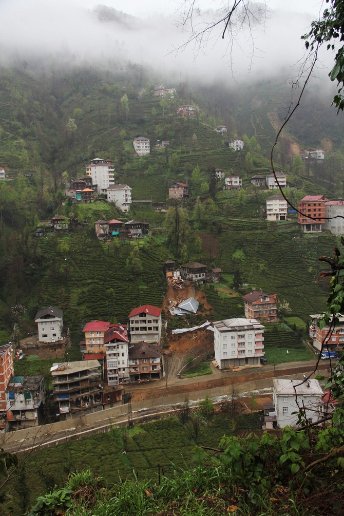 rize’de-heyelan-1-ev-yikildi-(2).jpg