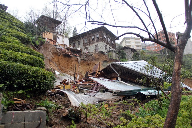 rize’de-heyelan-1-ev-yikildi-(3).jpg