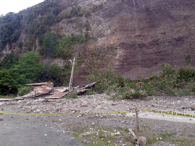 rize’de-heyelan-kisa-sureli-yol-kapadi1.jpg rize’de-heyelan-kisa-sureli-yol-kapadi1.jpg