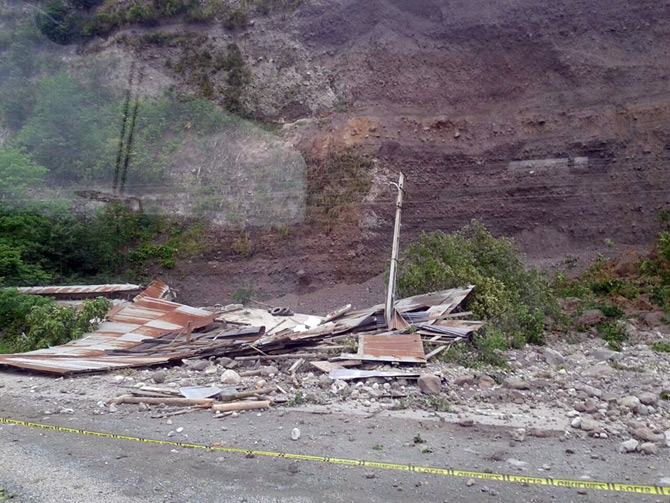 rize’de-heyelan-kisa-sureli-yol-kapadi2.jpg rize’de-heyelan-kisa-sureli-yol-kapadi2.jpg