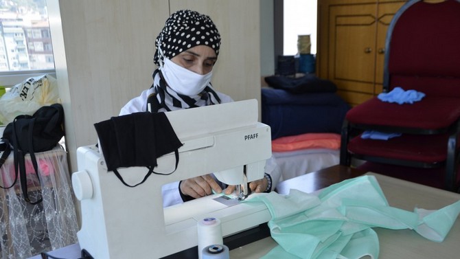 rize’de-il-milli-egitim-mudurlugu-koordinesinde-rize-merkez-halk-egitimi-merkezi--tarafindan-koronavirus-ile-mucadele-kapsaminda-maske-uretimi-devam-ediyor-(1).jpg