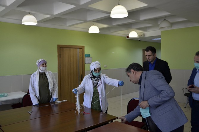 rize’de-il-milli-egitim-mudurlugu-koordinesinde-rize-merkez-halk-egitimi-merkezi--tarafindan-koronavirus-ile-mucadele-kapsaminda-maske-uretimi-devam-ediyor-(2).jpg