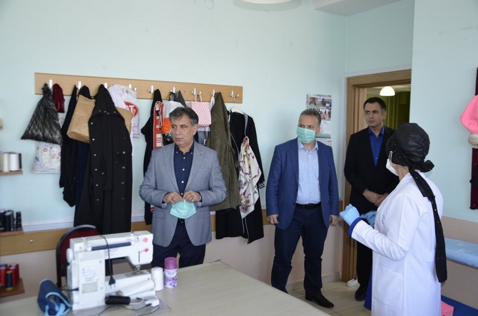 rize’de-il-milli-egitim-mudurlugu-koordinesinde-rize-merkez-halk-egitimi-merkezi--tarafindan-koronavirus-ile-mucadele-kapsaminda-maske-uretimi-devam-ediyor-(4).jpg