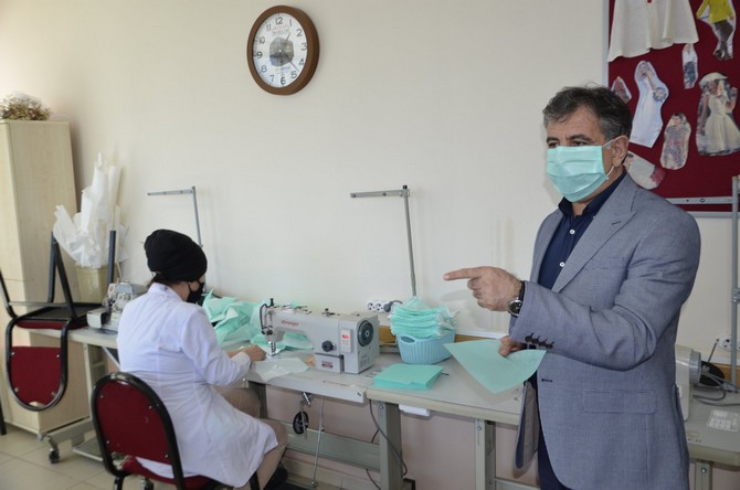 rize’de-il-milli-egitim-mudurlugu-koordinesinde-rize-merkez-halk-egitimi-merkezi--tarafindan-koronavirus-ile-mucadele-kapsaminda-maske-uretimi-devam-ediyor-(8).jpg