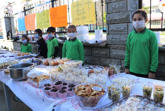 rize’de-ilkokul-ogrencileri-losemili-cocuklara-destek-amacli-duzenlenen-kermesle-tezgah-basina-gecerek-satis-yapti-(1).jpg