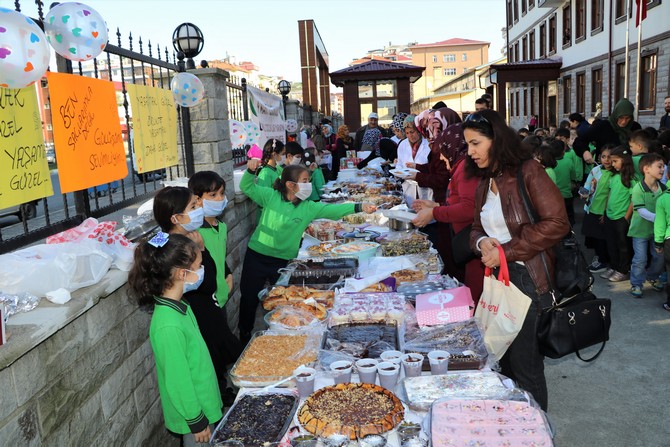 rize’de-ilkokul-ogrencileri-losemili-cocuklara-destek-amacli-duzenlenen-kermesle-tezgah-basina-gecerek-satis-yapti-(2).jpg