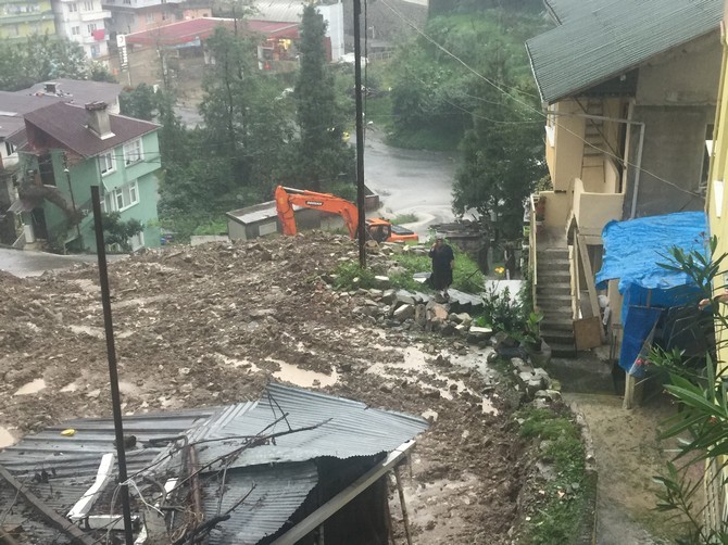 rize’de-insaat-calismasi-toprak-kaymasina-neden-oldu-7-katli-bina-bosalttirdi-(6).jpg