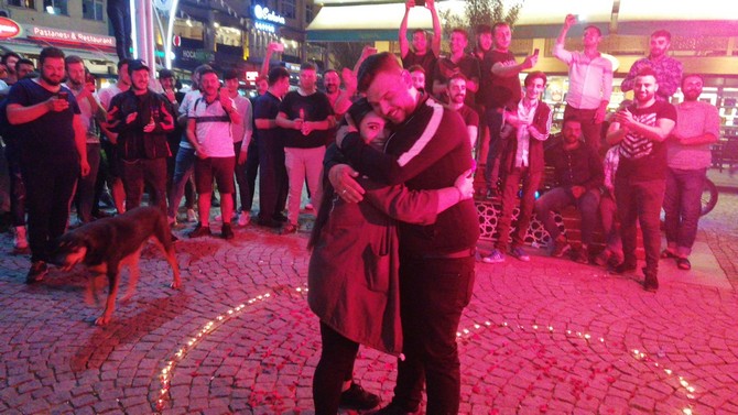 rize’de-insan-yogunlugunun-en-cok-oldugu-caddede-sevgilisine-evlenme-teklifi-etti.--(5).jpg