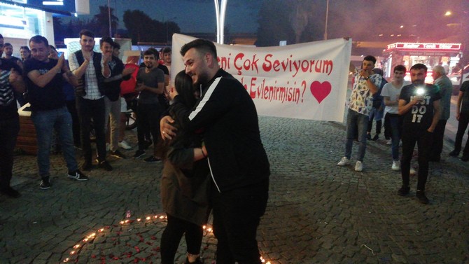 rize’de-insan-yogunlugunun-en-cok-oldugu-caddede-sevgilisine-evlenme-teklifi-etti.--(6).jpg