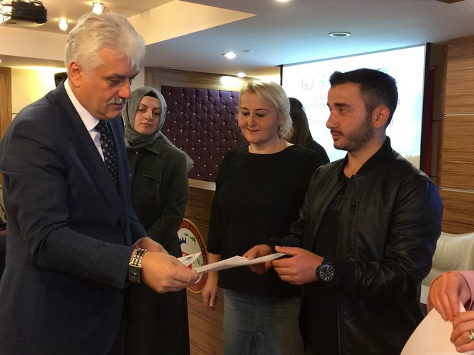 rize’de-iskur-ile-cagri-merkezleri-arasinda-isbasi-egitimi-sozlesmeleri-imzasi-ve-yeni-girisimci-sertifika-toreni-duzenlendi-(12).jpg