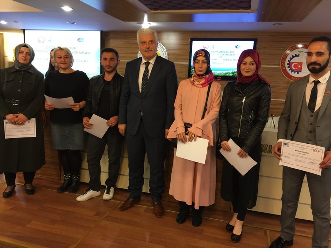 rize’de-iskur-ile-cagri-merkezleri-arasinda-isbasi-egitimi-sozlesmeleri-imzasi-ve-yeni-girisimci-sertifika-toreni-duzenlendi-(15).jpg