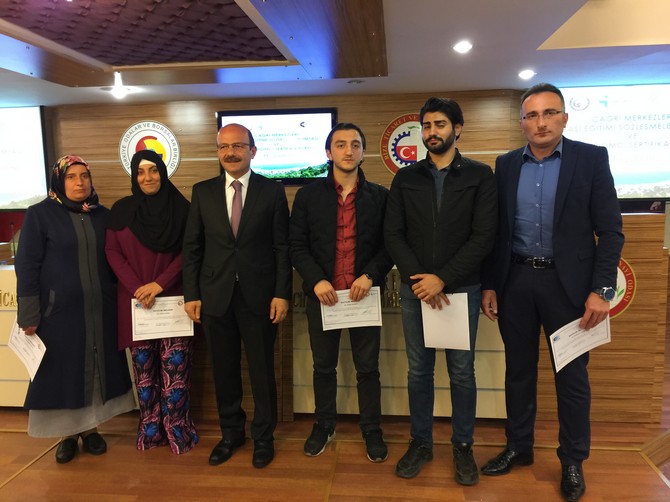 rize’de-iskur-ile-cagri-merkezleri-arasinda-isbasi-egitimi-sozlesmeleri-imzasi-ve-yeni-girisimci-sertifika-toreni-duzenlendi-(17).jpg