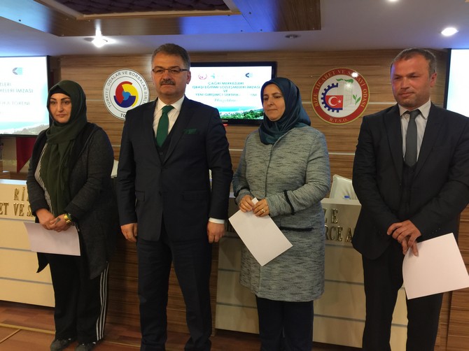 rize’de-iskur-ile-cagri-merkezleri-arasinda-isbasi-egitimi-sozlesmeleri-imzasi-ve-yeni-girisimci-sertifika-toreni-duzenlendi-(19).jpg