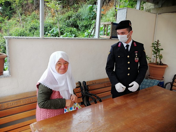 rize’de-jandarmadan-anneler-gunu-surprizi-(1).jpg
