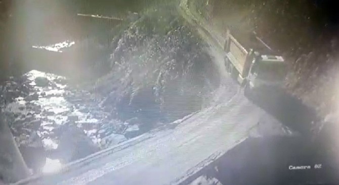 rize’de-kamyon-dereye-yuvarlandi,-surucu-agir-yaralandi-(1).jpg