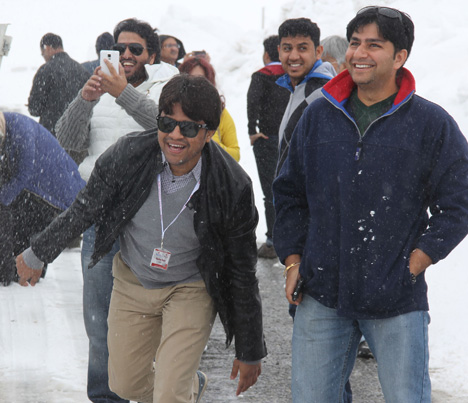 rize’de-kar-ile-ilk-kez-tanisan-arap-turizmciler-saskinliklarini-gizleyemedi4.jpg rize’de-kar-ile-ilk-kez-tanisan-arap-turizmciler-saskinliklarini-gizleyemedi4.jpg