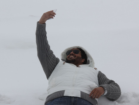 rize’de-kar-ile-ilk-kez-tanisan-arap-turizmciler-saskinliklarini-gizleyemedi6.jpg rize’de-kar-ile-ilk-kez-tanisan-arap-turizmciler-saskinliklarini-gizleyemedi6.jpg