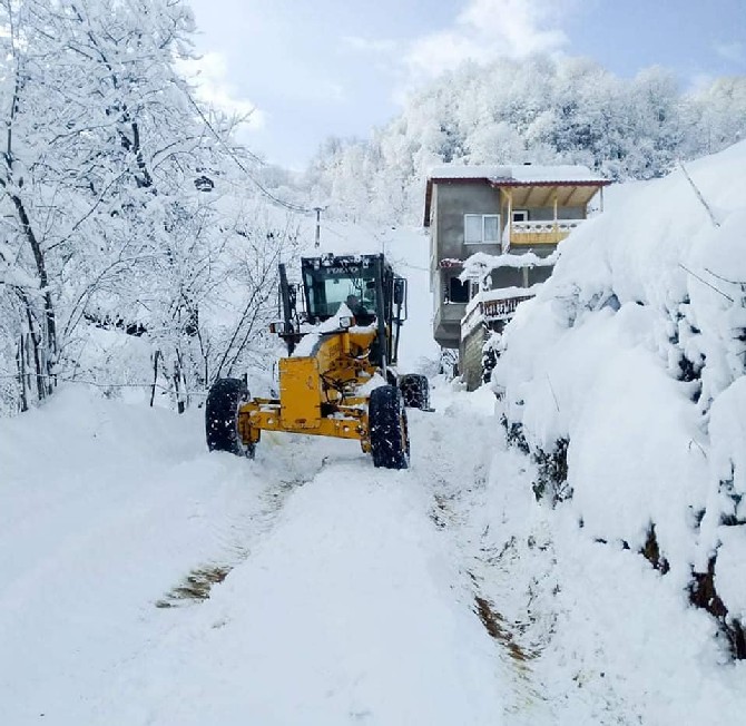 rize’de-kar-yagisi-nedeniyle-kapanan-153-koy-yolundan-72’si-acildi-(3).jpg
