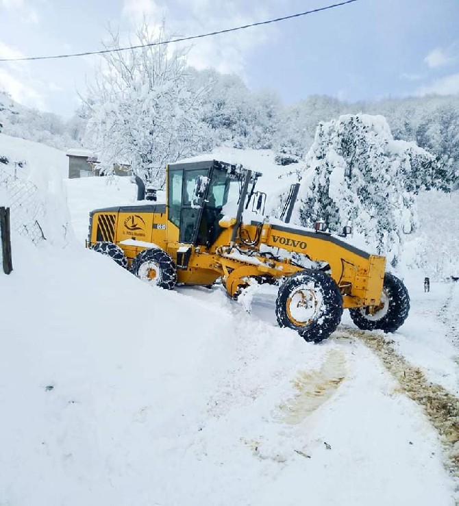 rize’de-kar-yagisi-nedeniyle-kapanan-153-koy-yolundan-72’si-acildi-(4).jpg