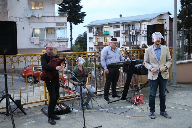 rize’de-karantina-altindaki-142-kisiye-kemenceli-tulumlu-konser-duzenlendi-(1).jpg