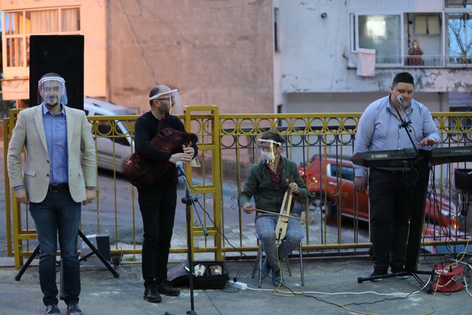 rize’de-karantina-altindaki-142-kisiye-kemenceli-tulumlu-konser-duzenlendi-(2).jpg