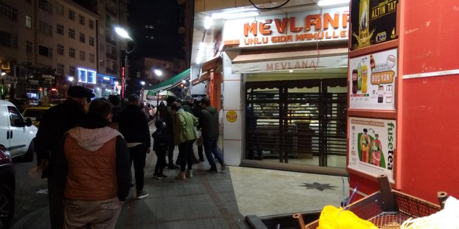 rize’de-kisitlama-telasi-firinlarda-ekmek-kalmadi,-ekmek-kuyrugu-olustu-(4).jpg