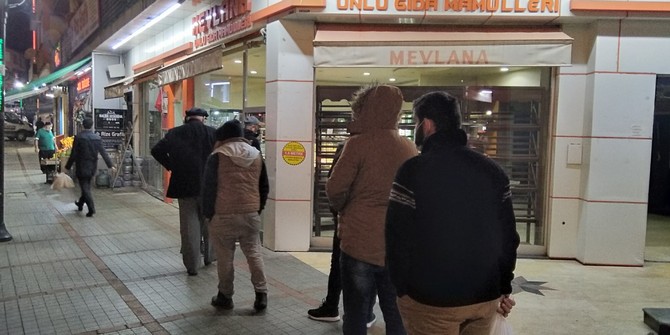 rize’de-kisitlama-telasi-firinlarda-ekmek-kalmadi,-ekmek-kuyrugu-olustu-(5).jpg