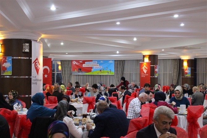 rize’de-koruyucu-aileler-iftarda-bulustu-(4).jpg