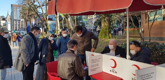 rize’de-koseogullari-ailecek-kan-bagisinda-bulundular-(6).jpg