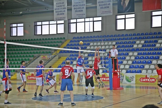 rize’de-kurumlararasi-voleybol-turnuvasinin-galibi-hem-kadinlarda-hem-erkeklerde-milli-egitim-il-mudurlugu-oldu-(1).jpg