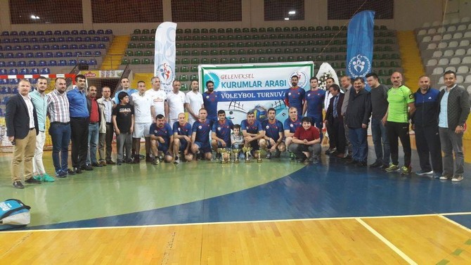 rize’de-kurumlararasi-voleybol-turnuvasinin-galibi-hem-kadinlarda-hem-erkeklerde-milli-egitim-il-mudurlugu-oldu-(3).jpg