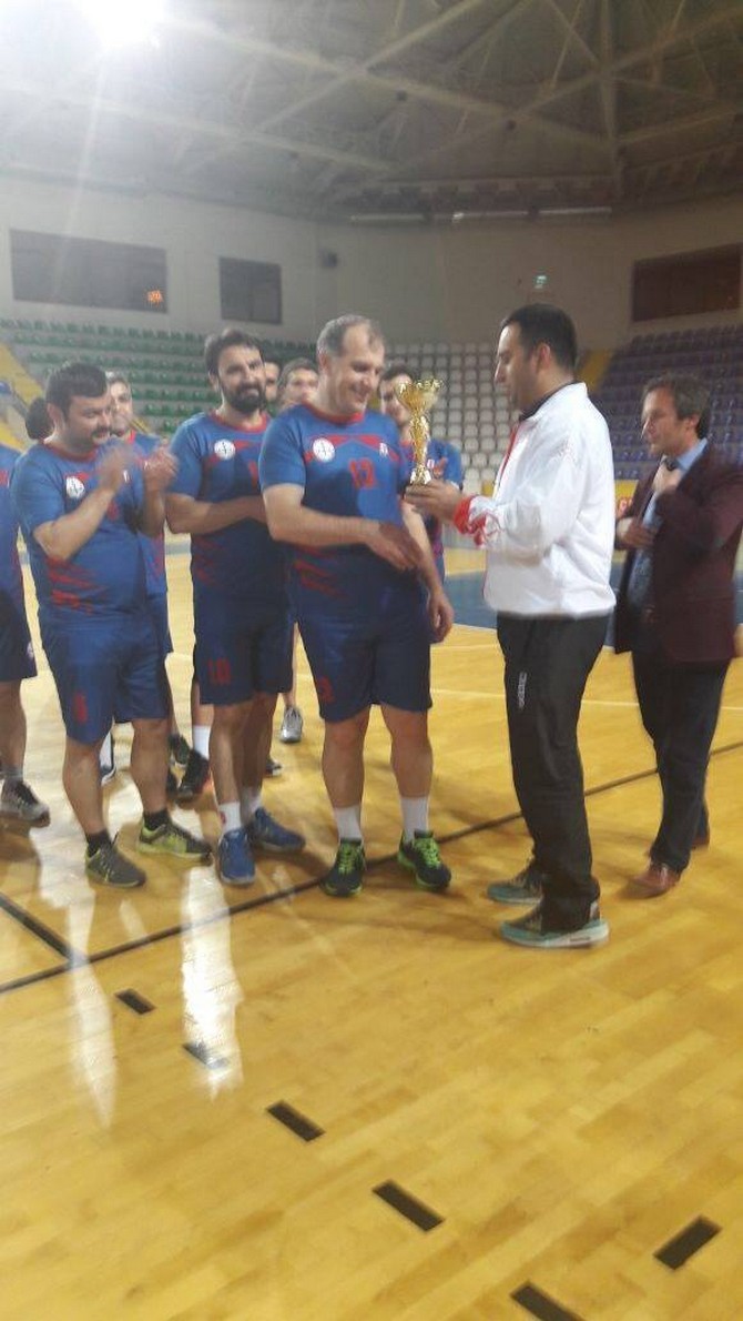 rize’de-kurumlararasi-voleybol-turnuvasinin-galibi-hem-kadinlarda-hem-erkeklerde-milli-egitim-il-mudurlugu-oldu-(5).jpg