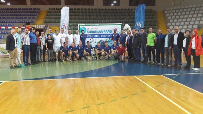 rize’de-kurumlararasi-voleybol-turnuvasinin-galibi-hem-kadinlarda-hem-erkeklerde-milli-egitim-il-mudurlugu-oldu-(6).jpg