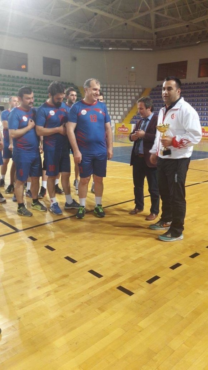 rize’de-kurumlararasi-voleybol-turnuvasinin-galibi-hem-kadinlarda-hem-erkeklerde-milli-egitim-il-mudurlugu-oldu-(7).jpg