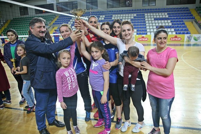 rize’de-kurumlararasi-voleybol-turnuvasinin-galibi-hem-kadinlarda-hem-erkeklerde-milli-egitim-il-mudurlugu-oldu-(8).jpg