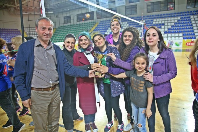 rize’de-kurumlararasi-voleybol-turnuvasinin-galibi-hem-kadinlarda-hem-erkeklerde-milli-egitim-il-mudurlugu-oldu-(9).jpg