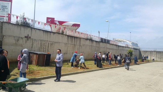 rize’de-kykli-gencler-gelecek-icin-fidan-dikti-(6).jpg