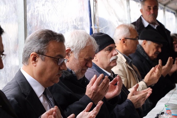 rize’de-makaminda-ugradigi-saldiri-sonucu-sehit-olan-il-emniyet-muduru-altug-verdi-icin-mersin’deki-ailesinin-yasadigi-evde-okutulan-mevlid-i-serif’te-duygulu-anlar-yasandi--(3).jpg