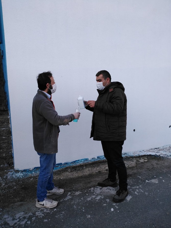 rize’de-muhtarlara-maske,-eldiven-ve-dezenfektan-malzemesi-dagitildi-(14).jpg