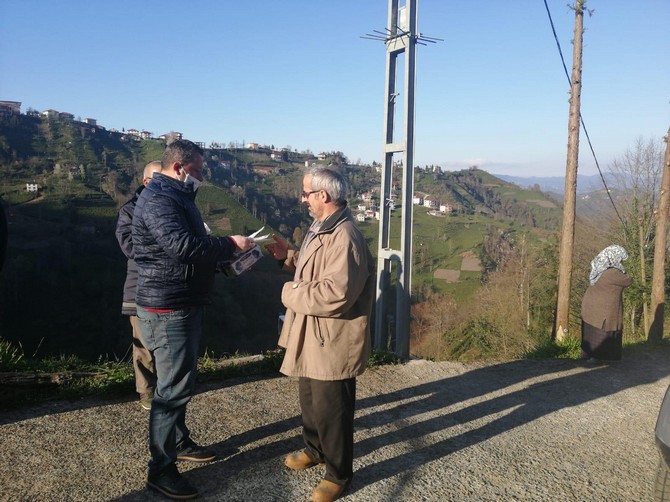 rize’de-muhtarlara-maske,-eldiven-ve-dezenfektan-malzemesi-dagitildi-(17).jpg