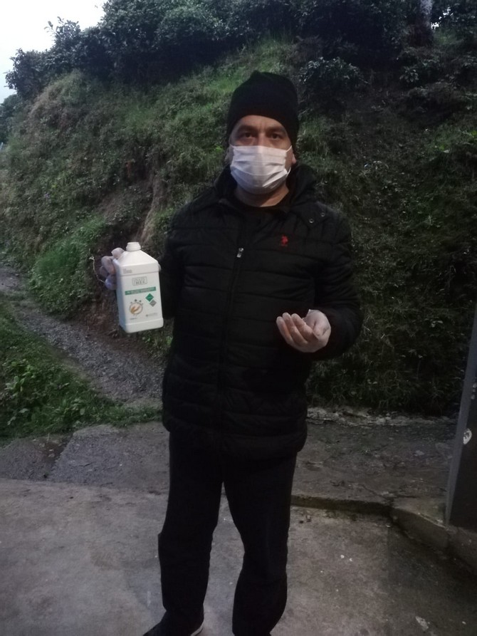 rize’de-muhtarlara-maske,-eldiven-ve-dezenfektan-malzemesi-dagitildi-(19).jpg