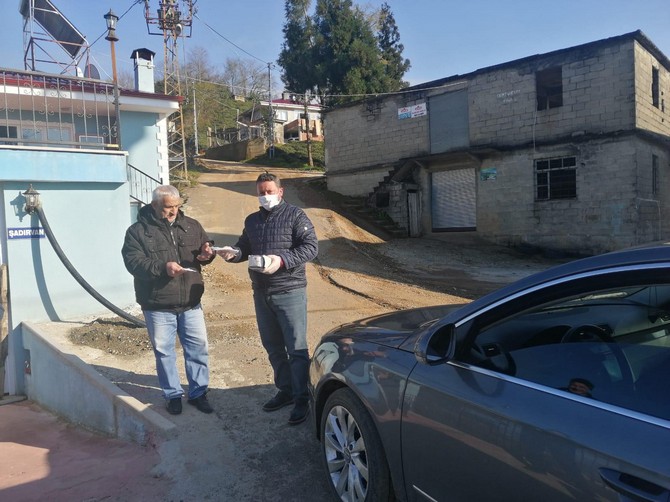 rize’de-muhtarlara-maske,-eldiven-ve-dezenfektan-malzemesi-dagitildi-(20).jpg
