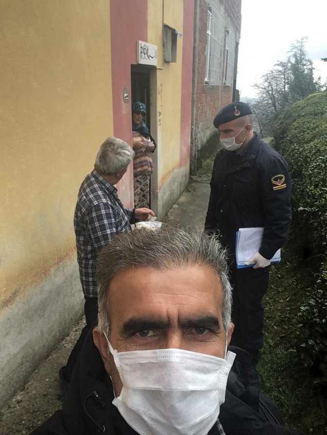 rize’de-muhtarlara-maske,-eldiven-ve-dezenfektan-malzemesi-dagitildi-(3).jpg
