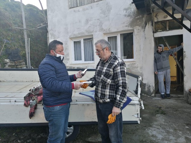 rize’de-muhtarlara-maske,-eldiven-ve-dezenfektan-malzemesi-dagitildi-(4).jpg