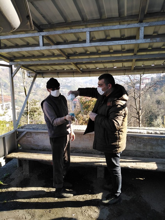 rize’de-muhtarlara-maske,-eldiven-ve-dezenfektan-malzemesi-dagitildi-(5).jpg